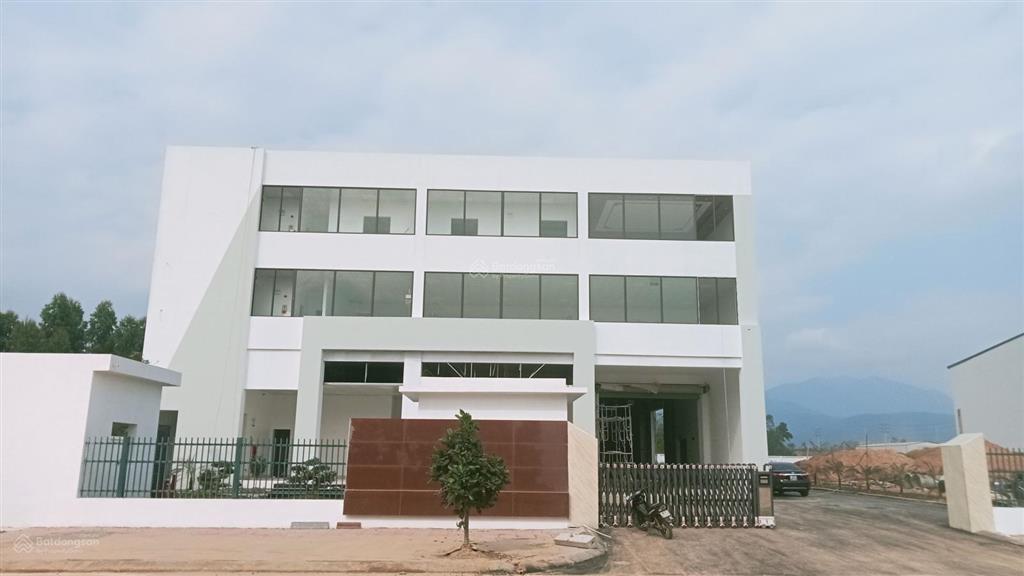 Cho thuê toàn bộ nhà máy xưởng 1400m2, nhà điều hành 3 tầng 180*3=540m2