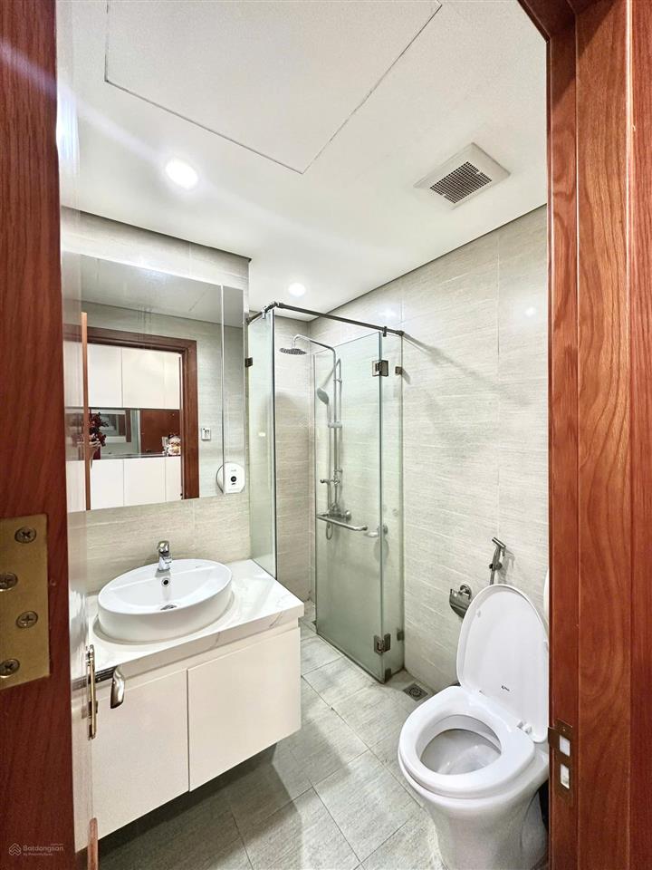 Bán căn hộ trục hiếm 2 ngủ 2wc, 86 m2, full đồ, hướng mát, giá tốt tại goldmark city.