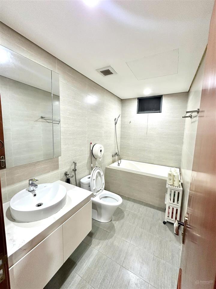 Bán căn hộ trục hiếm 2 ngủ 2wc, 86 m2, full đồ, hướng mát, giá tốt tại goldmark city.