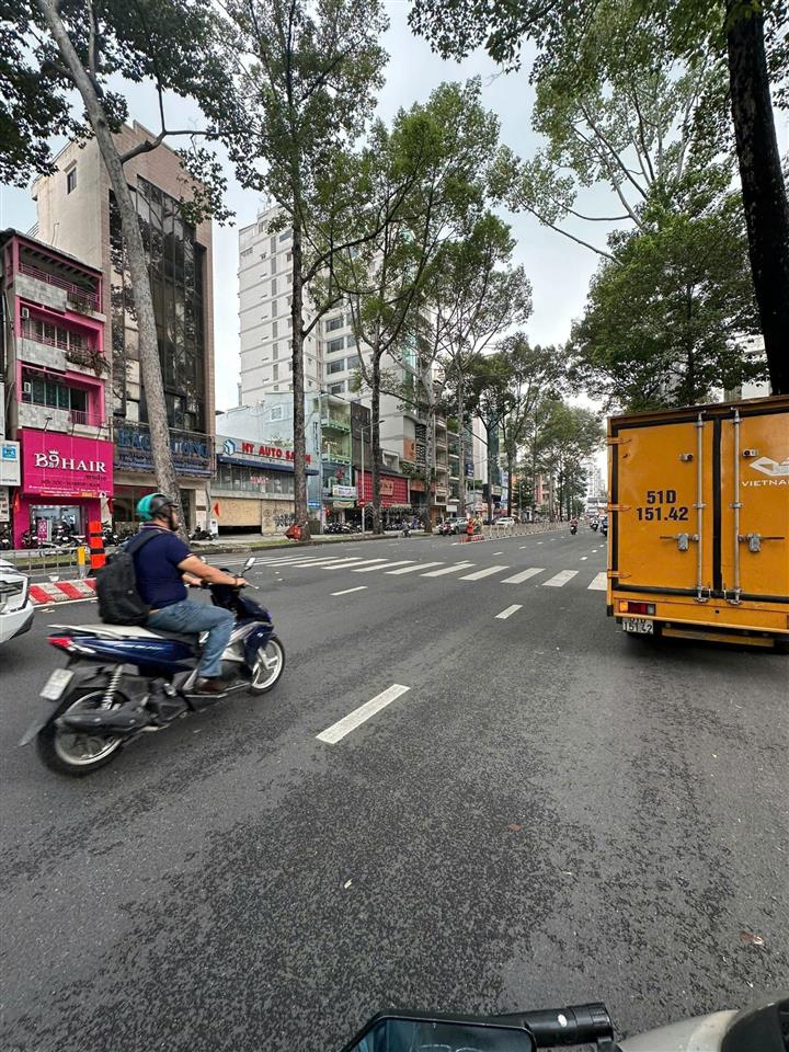 Bán nhà góc 3 mặt tiền trần hưng đạo. p. cầu kho. quận 1 dt 11,3 x 27m, dtcn 299,6m, 188 tỷ tl