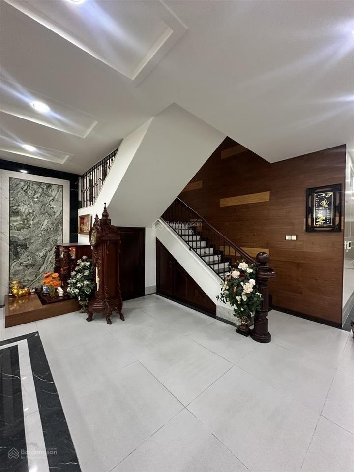 Cho thuê nhà 4 tầng nguyên căn cao cấp  gần ngã 3 mỹ hạnh, 12m x 45m giá 110 triệu/tháng