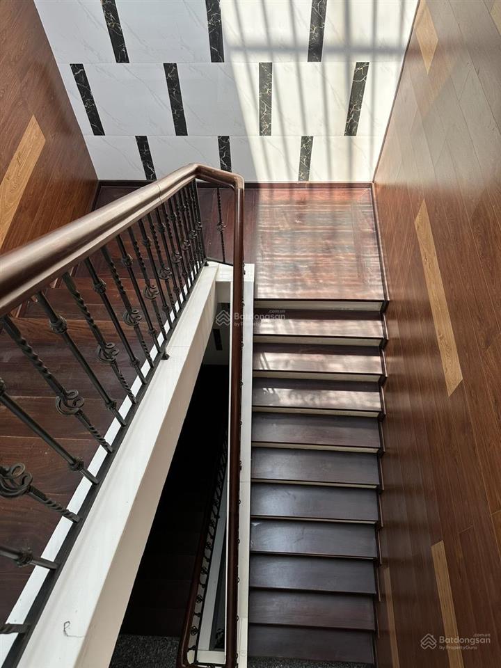 Cho thuê nhà 4 tầng nguyên căn cao cấp  gần ngã 3 mỹ hạnh, 12m x 45m giá 110 triệu/tháng
