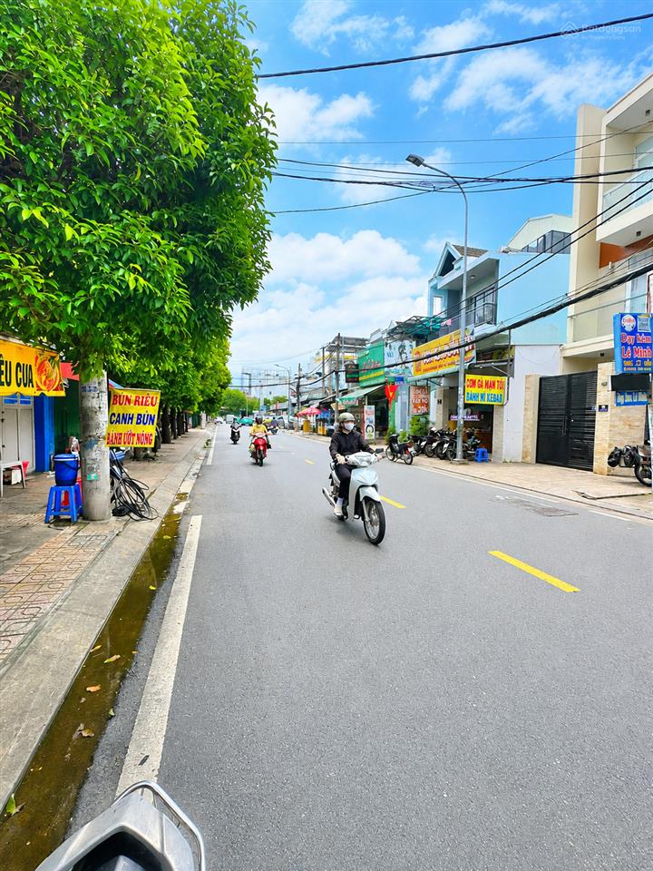 Nhà 3 mặt tiền quy mô lớn còn giao dịch tại nguyễn hữu tiến, quận tân phú