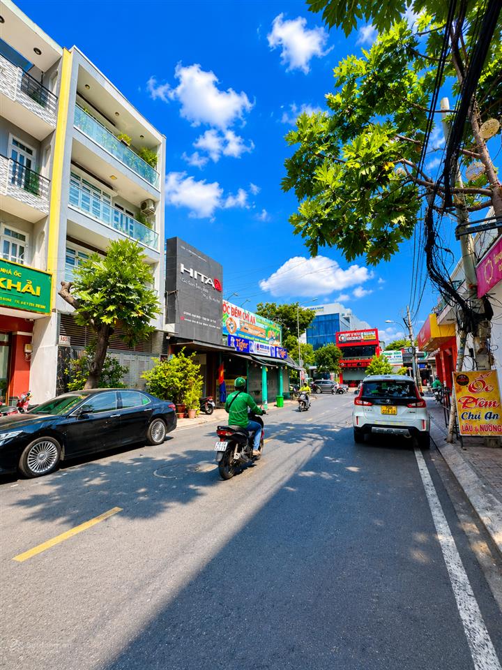 Nhà 3 mặt tiền quy mô lớn còn giao dịch tại nguyễn hữu tiến, quận tân phú