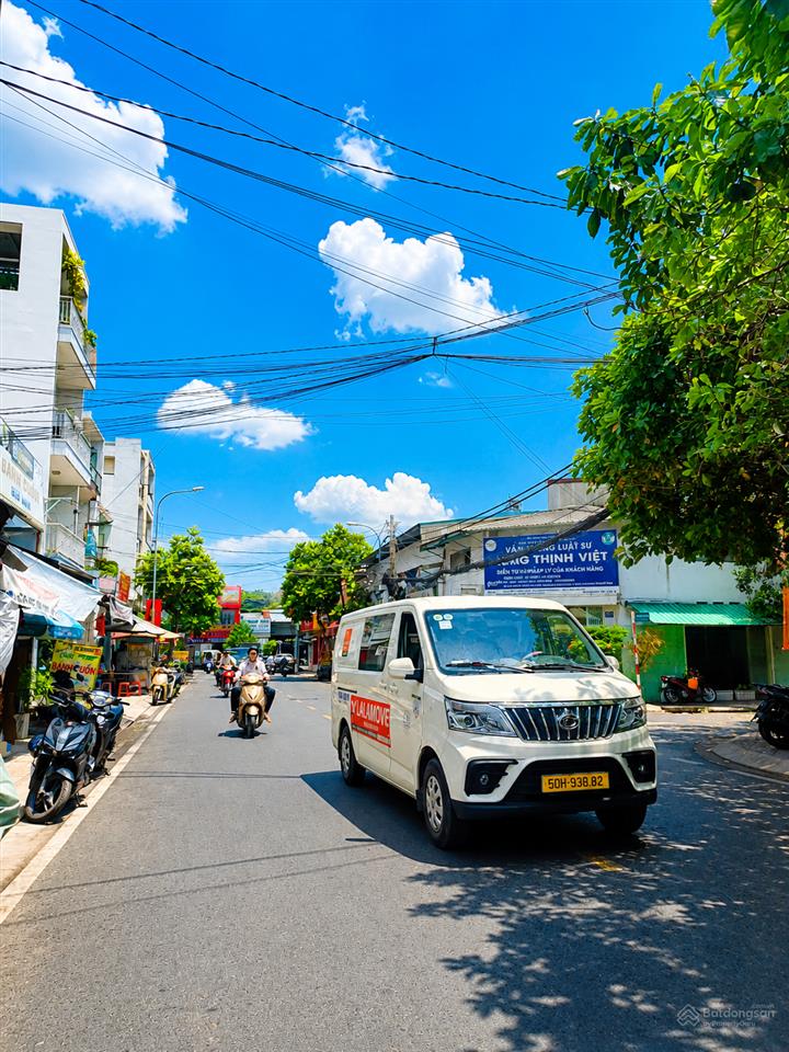 Nhà 3 mặt tiền quy mô lớn còn giao dịch tại nguyễn hữu tiến, quận tân phú