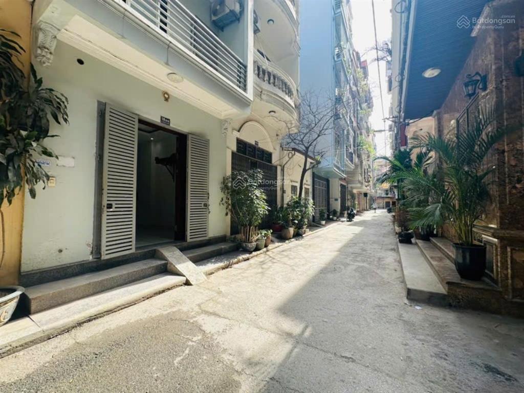 Nhà trần quốc hoàn, 40m2*6t thang máy, gara ô tô, nhà mới đẹp ở ngay, ngõ thông trải nhựa, 17 tỷ