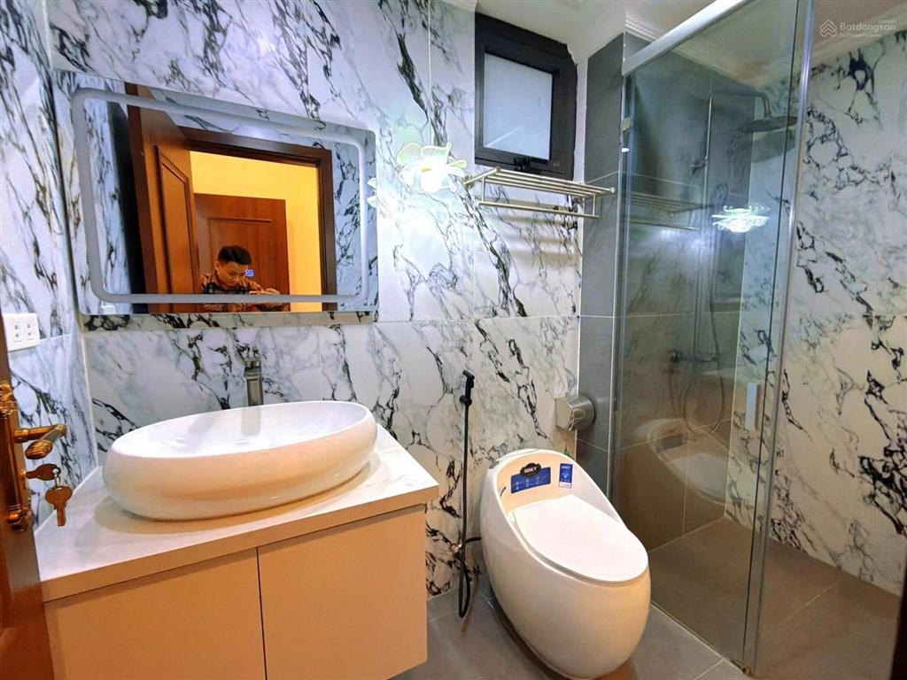 Nhà trần quốc hoàn, 40m2*6t thang máy, gara ô tô, nhà mới đẹp ở ngay, ngõ thông trải nhựa, 17 tỷ