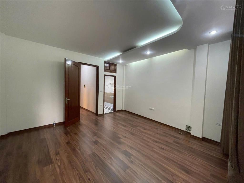 Nhà trần thái tông, 40m2*5t, 2 mặt thoáng, ngõ thông, gara ô tô, cách phố 30m, nhà đẹp ở ngay 16 tỷ