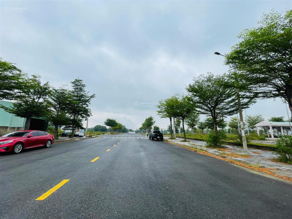 Bán nhanh lô đất vàng 120m2 sát chợ, sát ql1a  liền kề 2 kcn  mua lúc này là trúng sóng