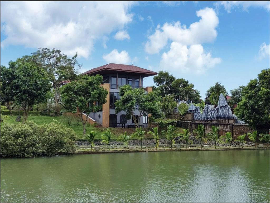 Hàng hiếm chỉ 1 lô view hồ, 2 mặt tiền  gần cnc hòa lạc, ql21