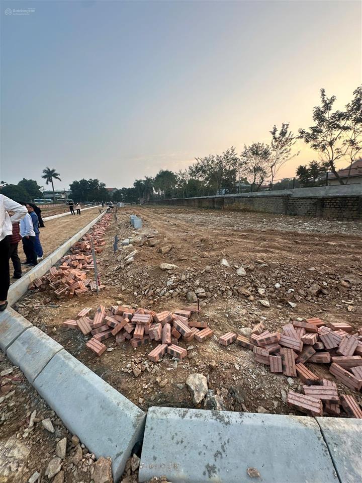 Hàng hiếm chỉ 1 lô view hồ, 2 mặt tiền  gần cnc hòa lạc, ql21