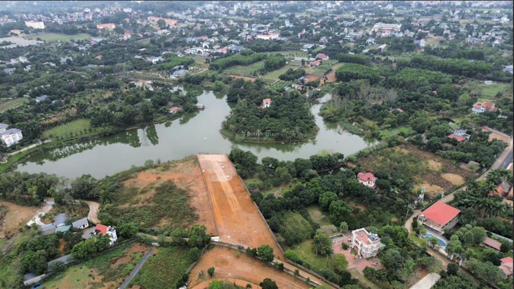 Hàng hiếm chỉ 1 lô view hồ, 2 mặt tiền  gần cnc hòa lạc, ql21