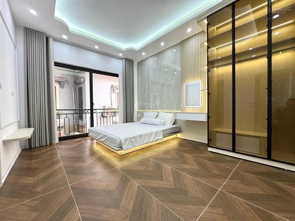 Bán nr tại đê la thành, 10,9 tỷ, 35m2, 4pn, 5wc, mặt tiền rộng 5m