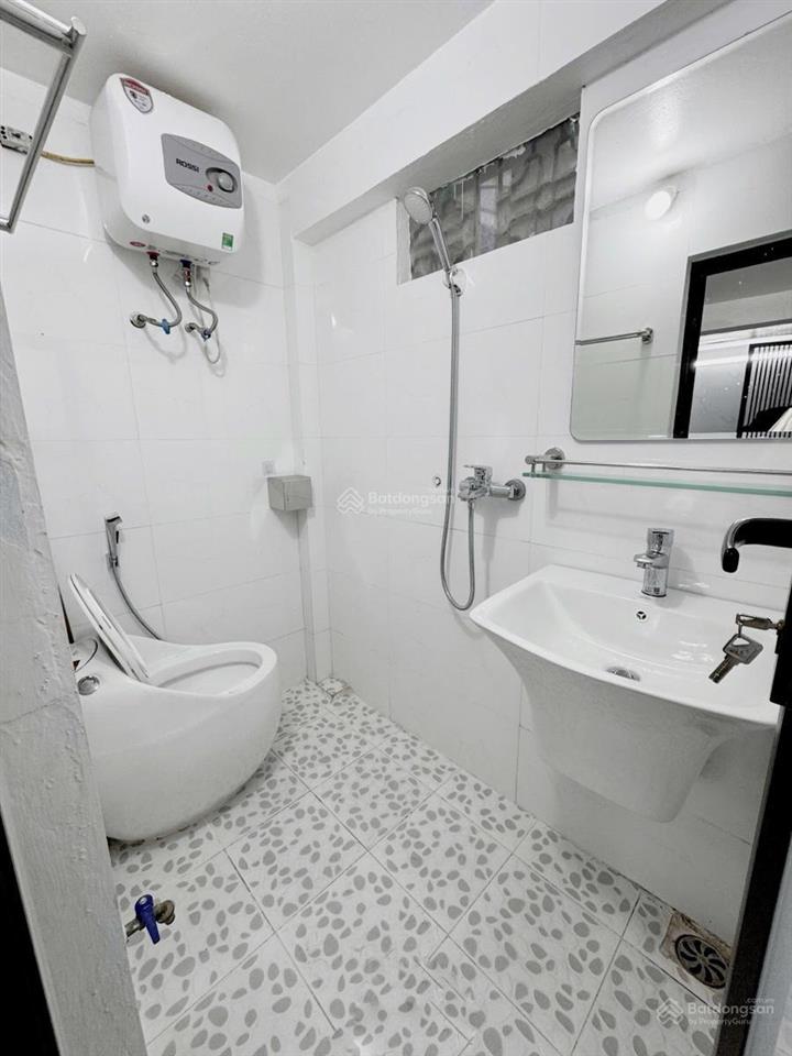 Bán gấp nr tại ngọc khánh, ba đình, thang máy, ko quy hoạch, sát phố, 9,8 tỷ, 35m2x 5tx 4pn