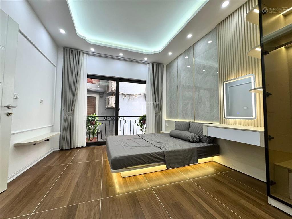 Bán gấp nr tại ngọc khánh, ba đình, thang máy, ko quy hoạch, sát phố, 9,8 tỷ, 35m2x 5tx 4pn