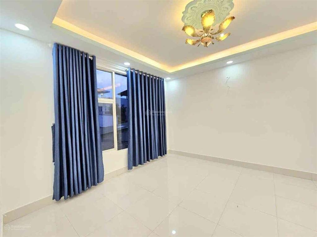 Nhà đẹp chủ cần bán gấp vị trí đẹp không gian rộng rãi ngang tới 9 mét