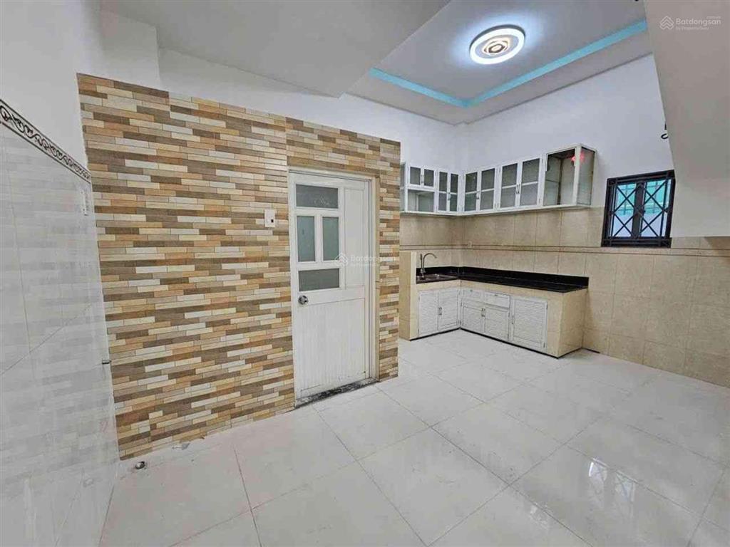 Nhà đẹp chủ cần bán gấp vị trí đẹp không gian rộng rãi ngang tới 9 mét