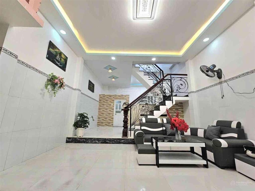 Nhà đẹp chủ cần bán gấp vị trí đẹp không gian rộng rãi ngang tới 9 mét
