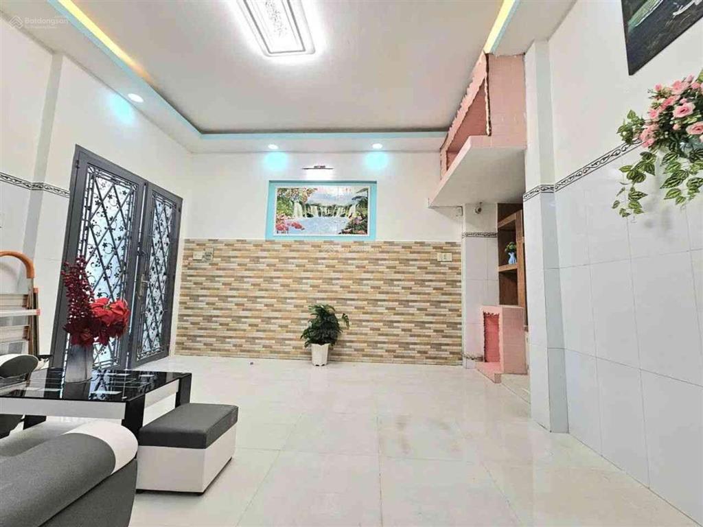 Nhà đẹp chủ cần bán gấp vị trí đẹp không gian rộng rãi ngang tới 9 mét