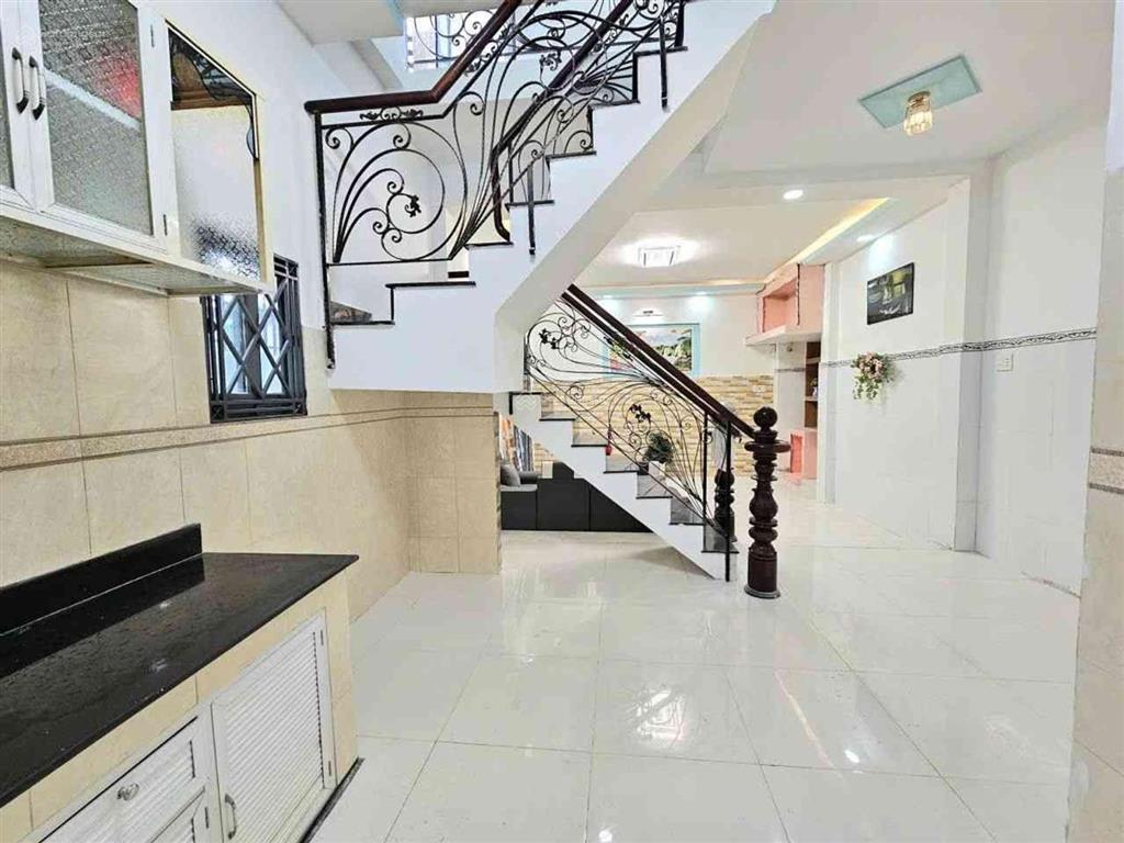 Nhà đẹp chủ cần bán gấp vị trí đẹp không gian rộng rãi ngang tới 9 mét