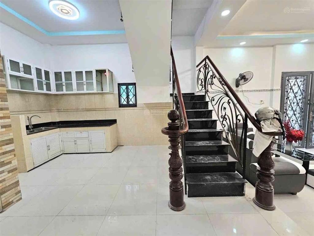Nhà đẹp chủ cần bán gấp vị trí đẹp không gian rộng rãi ngang tới 9 mét