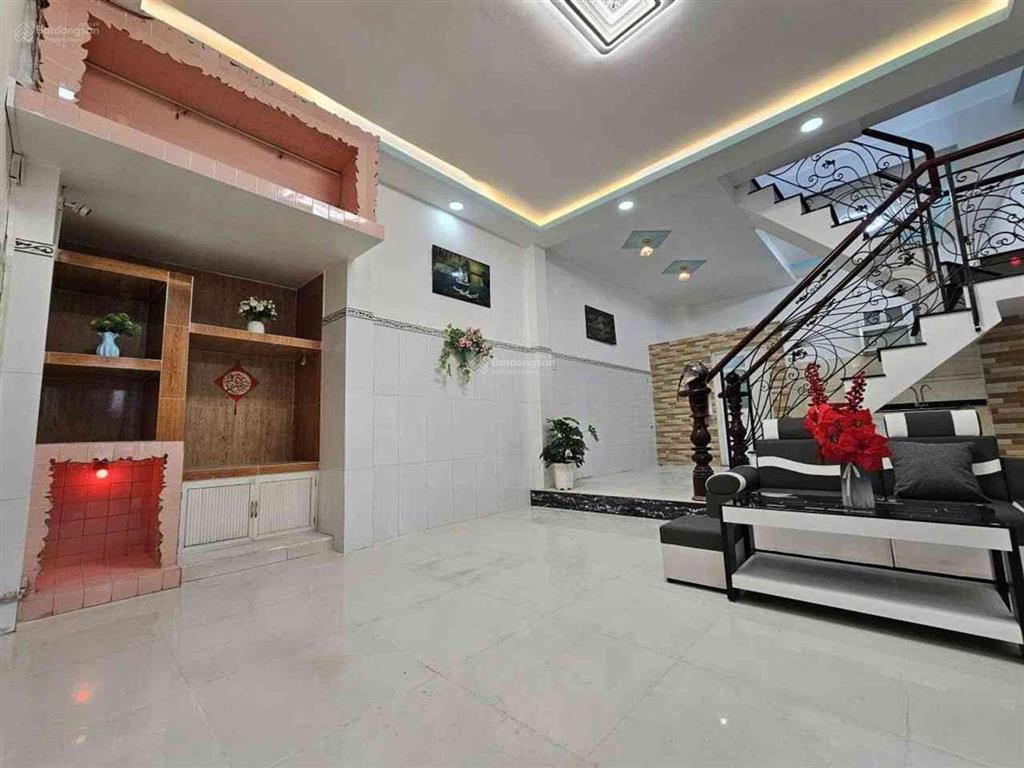 Nhà đẹp chủ cần bán gấp vị trí đẹp không gian rộng rãi ngang tới 9 mét