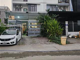 Nhà cần bán gấp chỉ vài bước chân là tới uỷ ban phường bình hưng