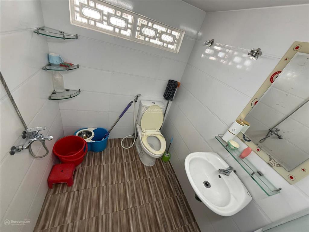 Bán nhà 2 tầng bê tông chắc chắc cách hẻm trần nhật duật 1 căn nhà. dt 77,9m2 chỉ 6ty9