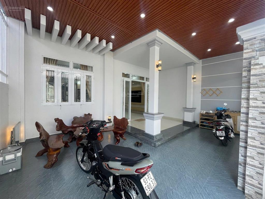 Chủ giảm 700tr nhà 2 mặt tiền gần biển hòn chồng, cạnh chợ, gần đại học nha trang
