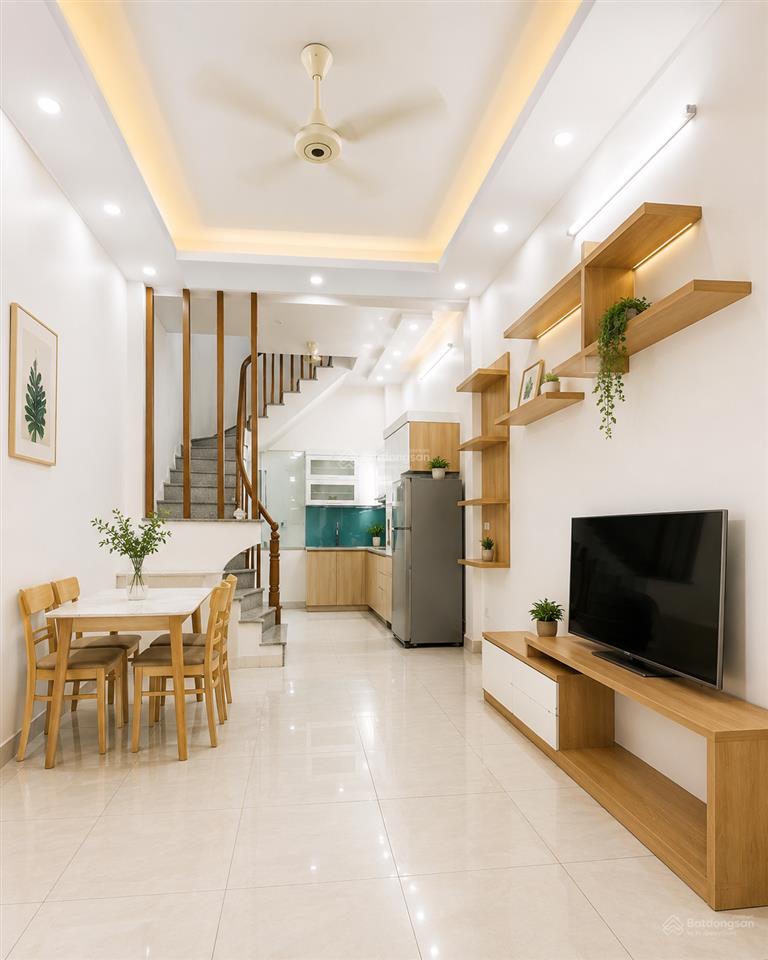 Nhà đẹp cầu giấy cần bán  5 tầng  4 ngủ ful nội thất , ngõ ô tô 7 chỗ vào tận cửa
