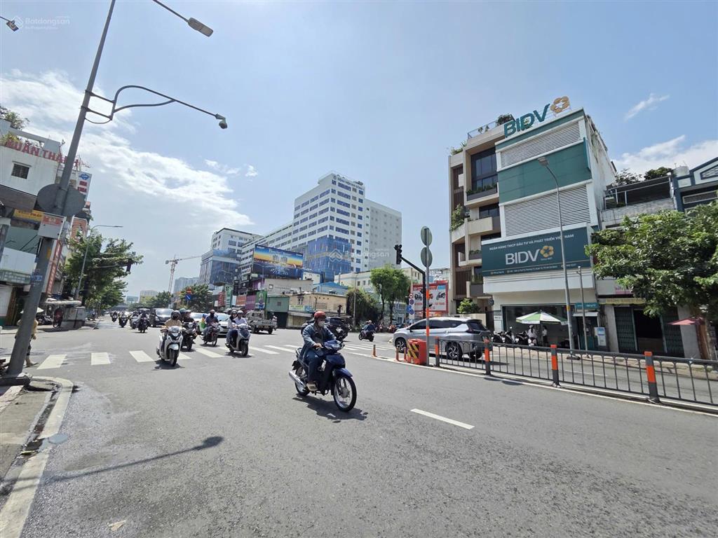 Tòa nhà ngân hàng mặt tiền ngã tư lý thái tổ & sư vạn hạnh  số 506508 lý thái tổ, p.vườn lài, q10