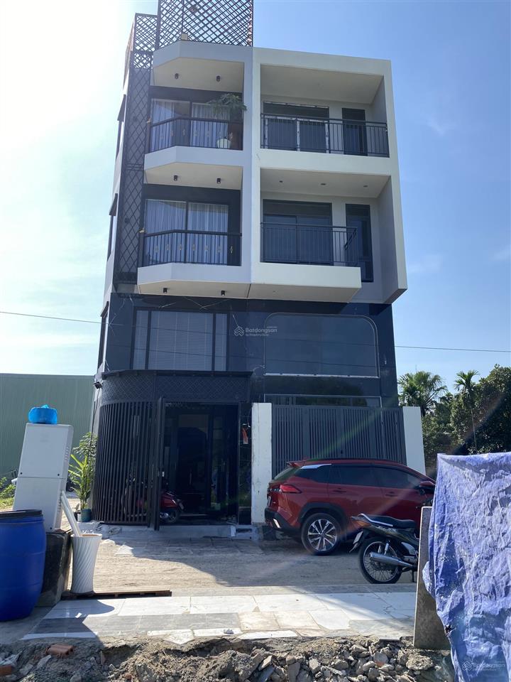 Bán gấp nhà có sổ
diện tích (4.1x13,57m) 55.6m2.
kết cấu 1 trệt 1 lửng 3 lầu + 1 tum. đường