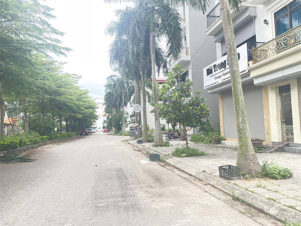 90m2. 2 mt rộng 5m, ô tô thông, tránh vòng quanh. khu phân lô khai sơn. xây ccmn dòng tiền khủng.