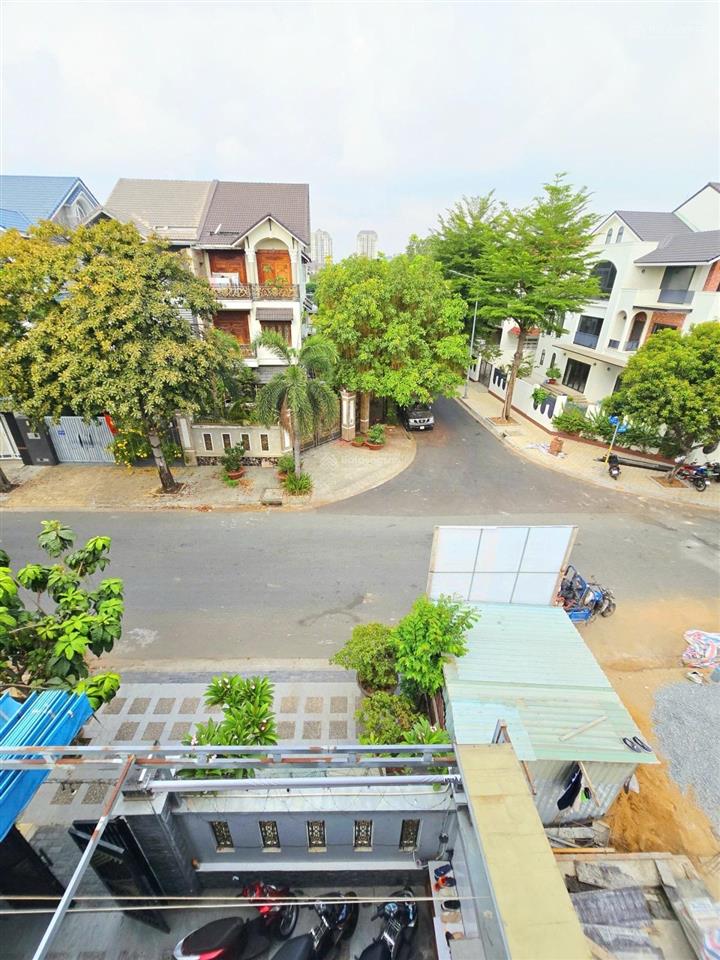 Biệt thự 3 tầng 160m2 gia hoà q9 chỉ 19.8tỷ thương lượng