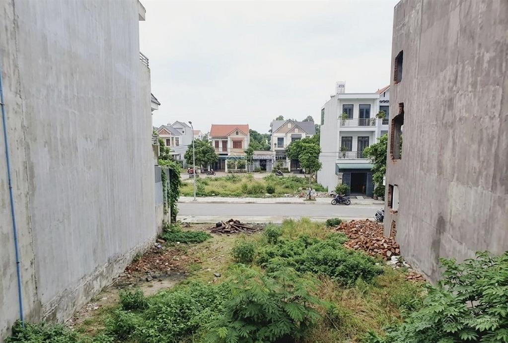 Tôi cần bán lô đất ngay chợ bà điểm hóc môn 5x23.6m full thổ cư giá 2 tỷ 3 còn thương lượng