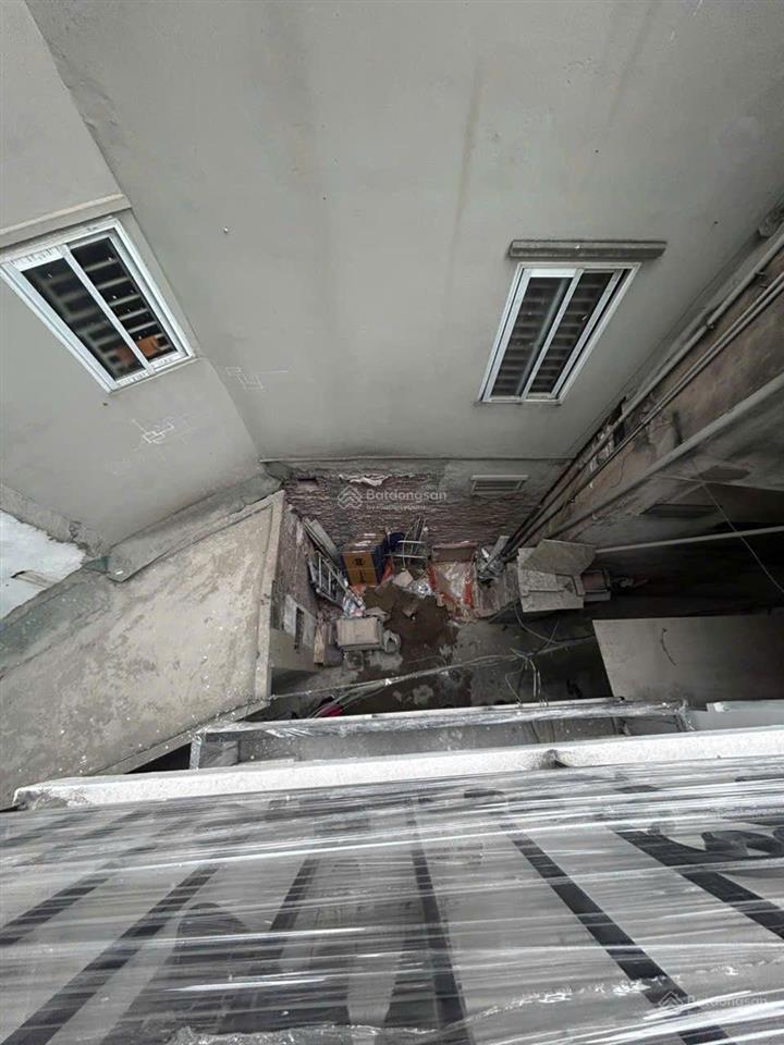 Nhà xây mới koong, thang máy êm ru, ngõ 3 gác, gần phố, nội thất sang trọng.