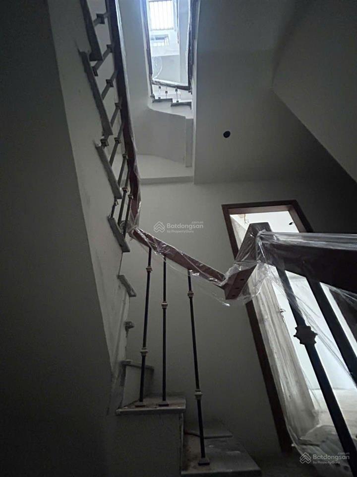 Nhà xây mới koong, thang máy êm ru, ngõ 3 gác, gần phố, nội thất sang trọng.