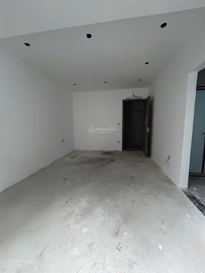 Nhà xây mới koong, thang máy êm ru, ngõ 3 gác, gần phố, nội thất sang trọng.