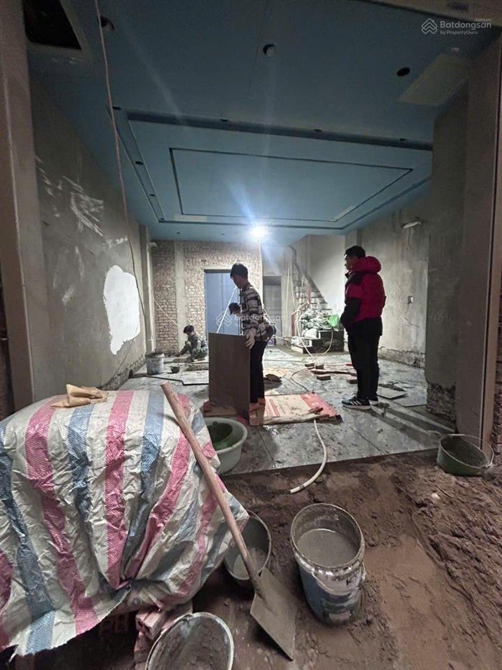 Nhà xây mới koong, thang máy êm ru, ngõ 3 gác, gần phố, nội thất sang trọng.