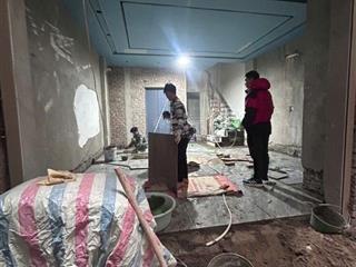 Nhà xây mới koong, thang máy êm ru, ngõ 3 gác, gần phố, nội thất sang trọng.