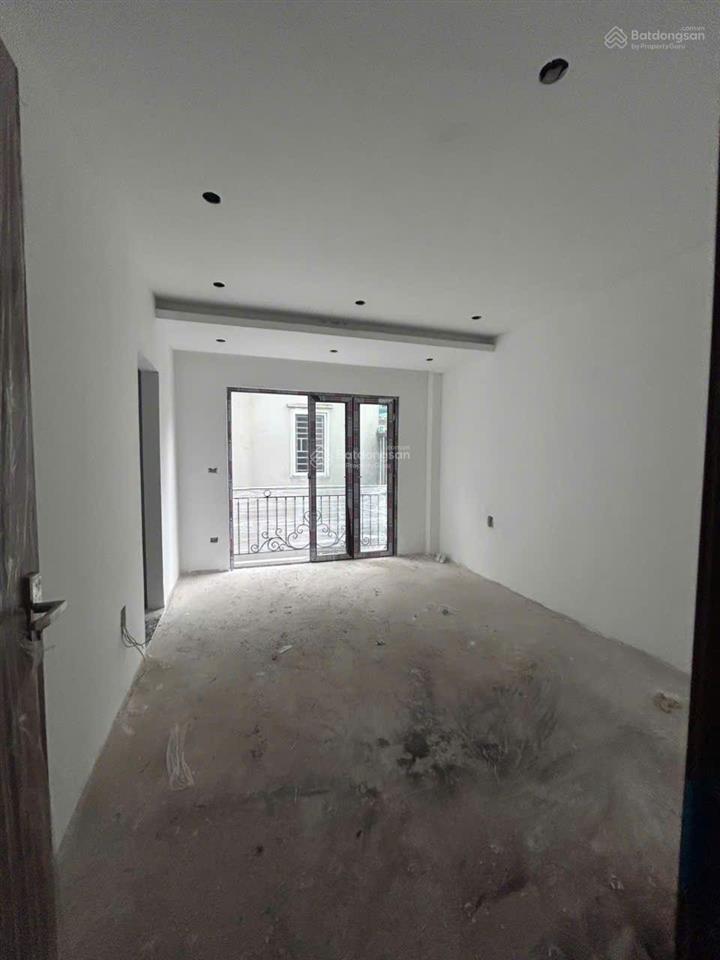 Nhà xây mới koong, thang máy êm ru, ngõ 3 gác, gần phố, nội thất sang trọng.