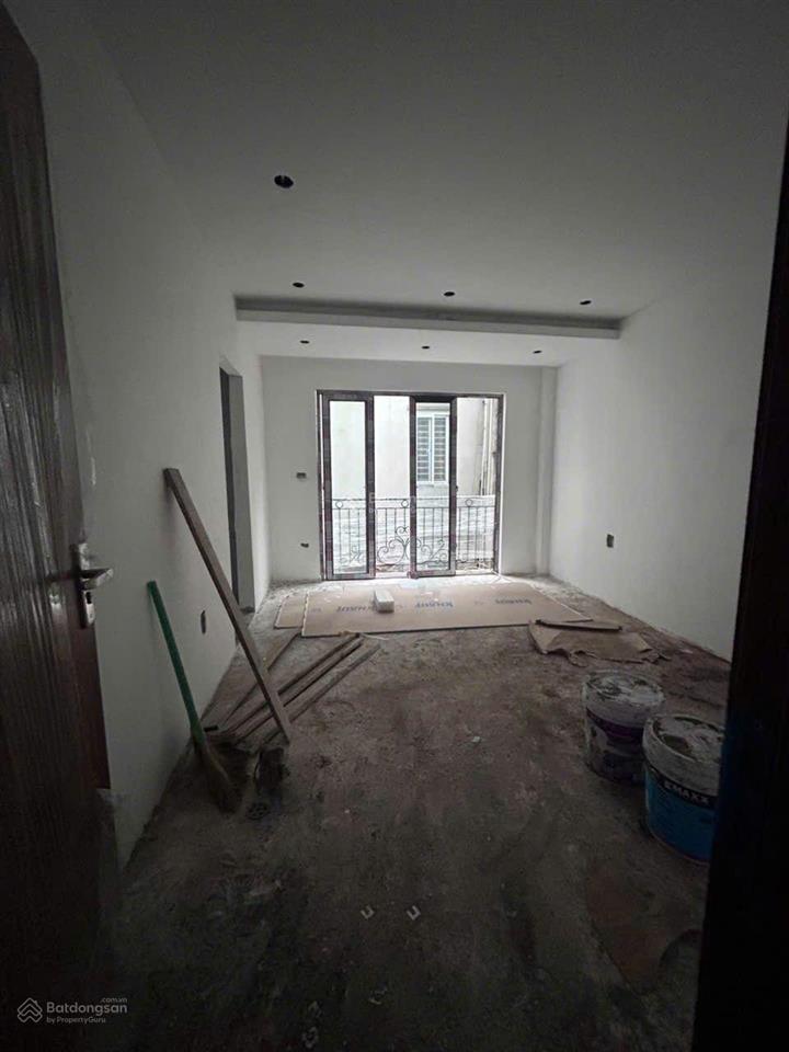 Nhà xây mới koong, thang máy êm ru, ngõ 3 gác, gần phố, nội thất sang trọng.