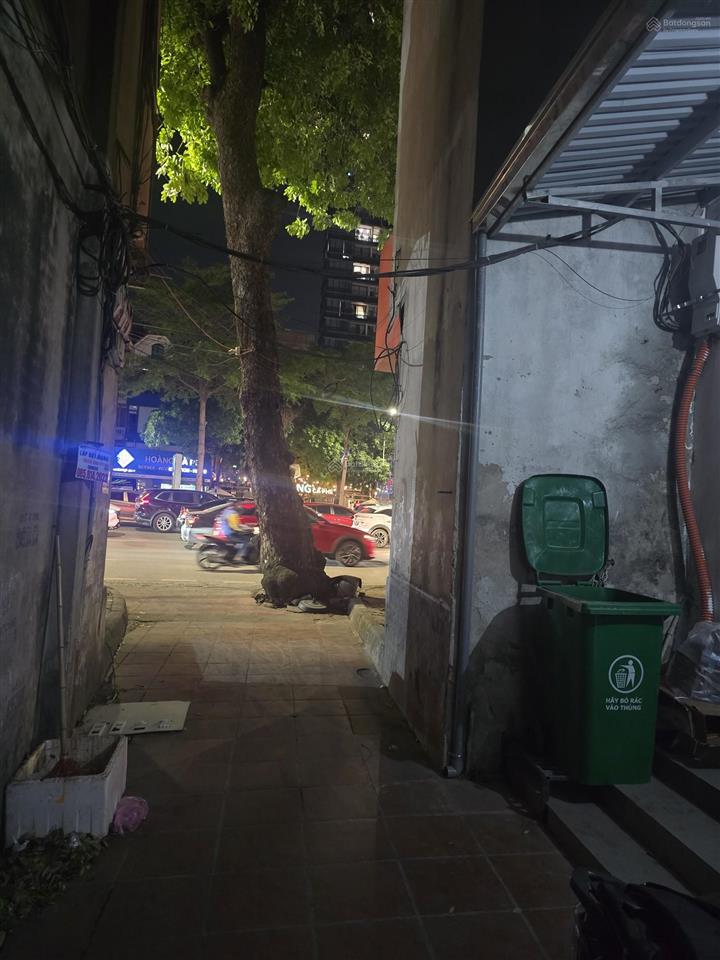 Bán đất tặng nhà cấp 4 vị trí siêu hiếm  ngay ngã tư sở huyền thoại  sát ngay ga tàu điện  cách