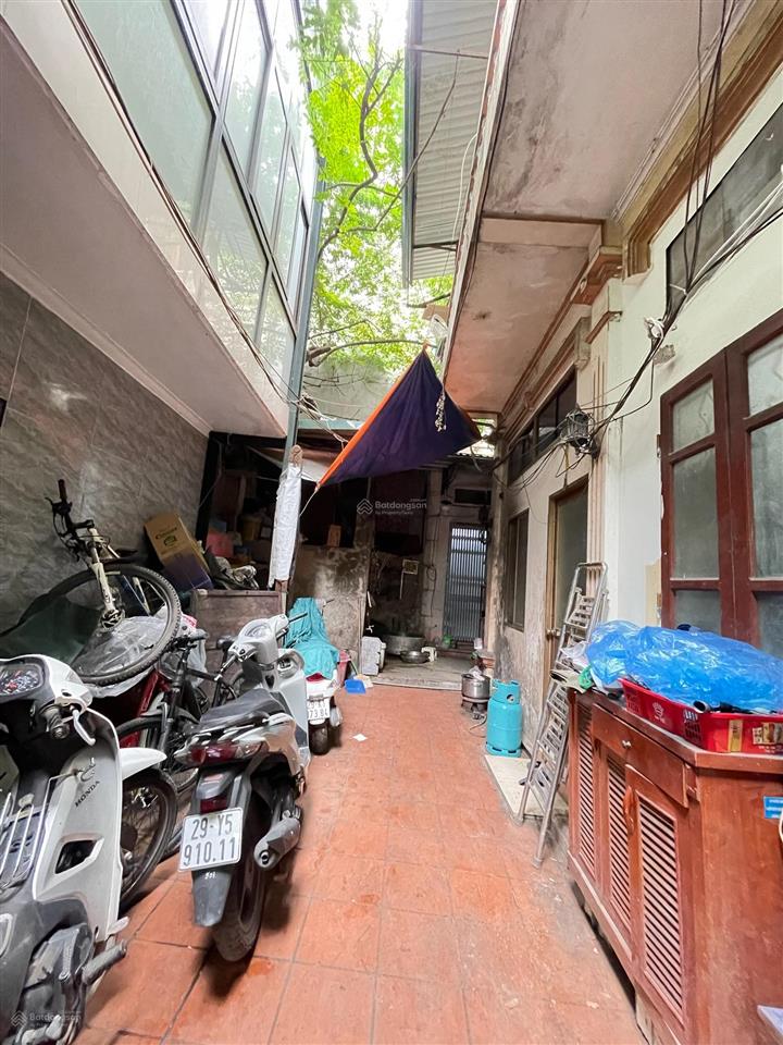 Bán nhà 3 tầng khung cột chắc chắn, sẵn ô chờ thang máy phố bạch mai  gần tttm chợ mơgần nhiều t