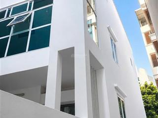 Bán nhà trung tâm cầu giấy giá đầu tưgần hồ tây3 mặt thoánggần các trường đh lớn lên tầng