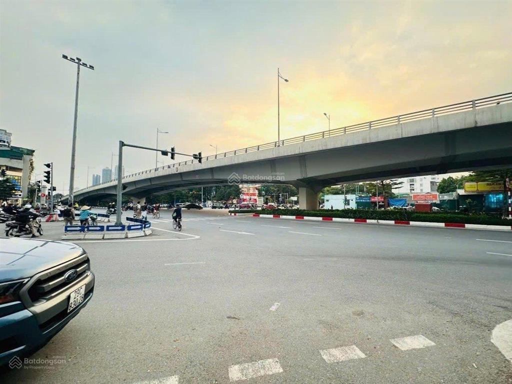 Ô tô đỗ cửa 10m ra phố hoàng quốc việt70m mặt tiền 10mxây toà văn phòng hoặc ccmn hết nước chấm