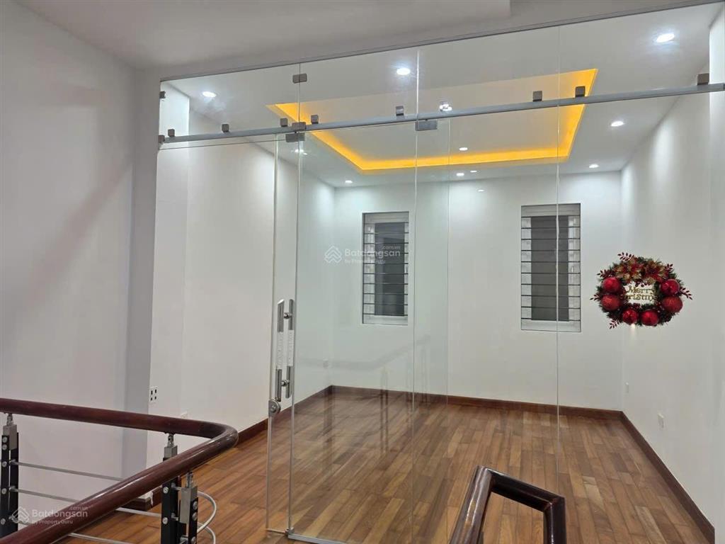 Bán nhà vị trí đắc địavài bước ra phốngõ hơn 4m, gara ô tô 7 chỗở cực sướngphân lô quân đội