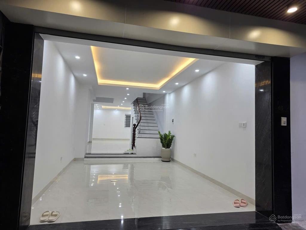 Bán nhà vị trí đắc địavài bước ra phốngõ hơn 4m, gara ô tô 7 chỗở cực sướngphân lô quân đội