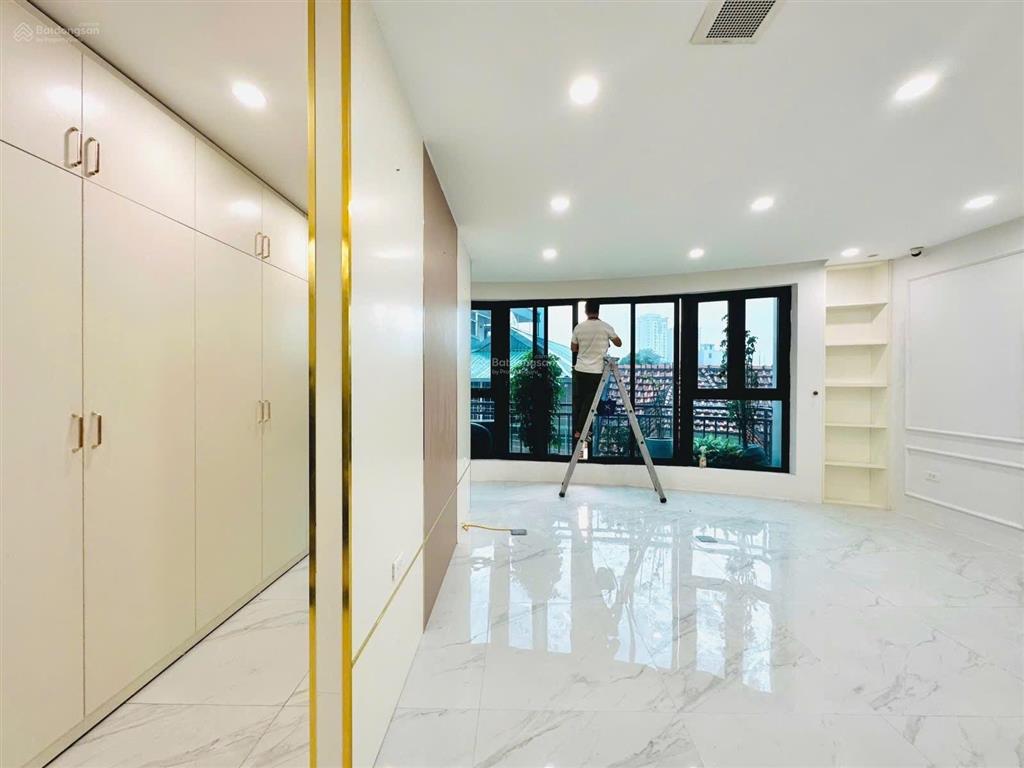Bán nhà 8 tầng thang máycạnh hồngõ đẹpô tô đỗ cửađể ở hoặc kinh doanh văn phòngmặt tiền rộng.