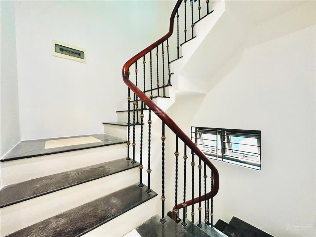 Bán nhà 8 tầng thang máycạnh hồngõ đẹpô tô đỗ cửađể ở hoặc kinh doanh văn phòngmặt tiền rộng.